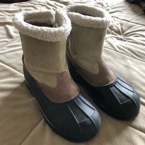 Size 8 womens snow boots